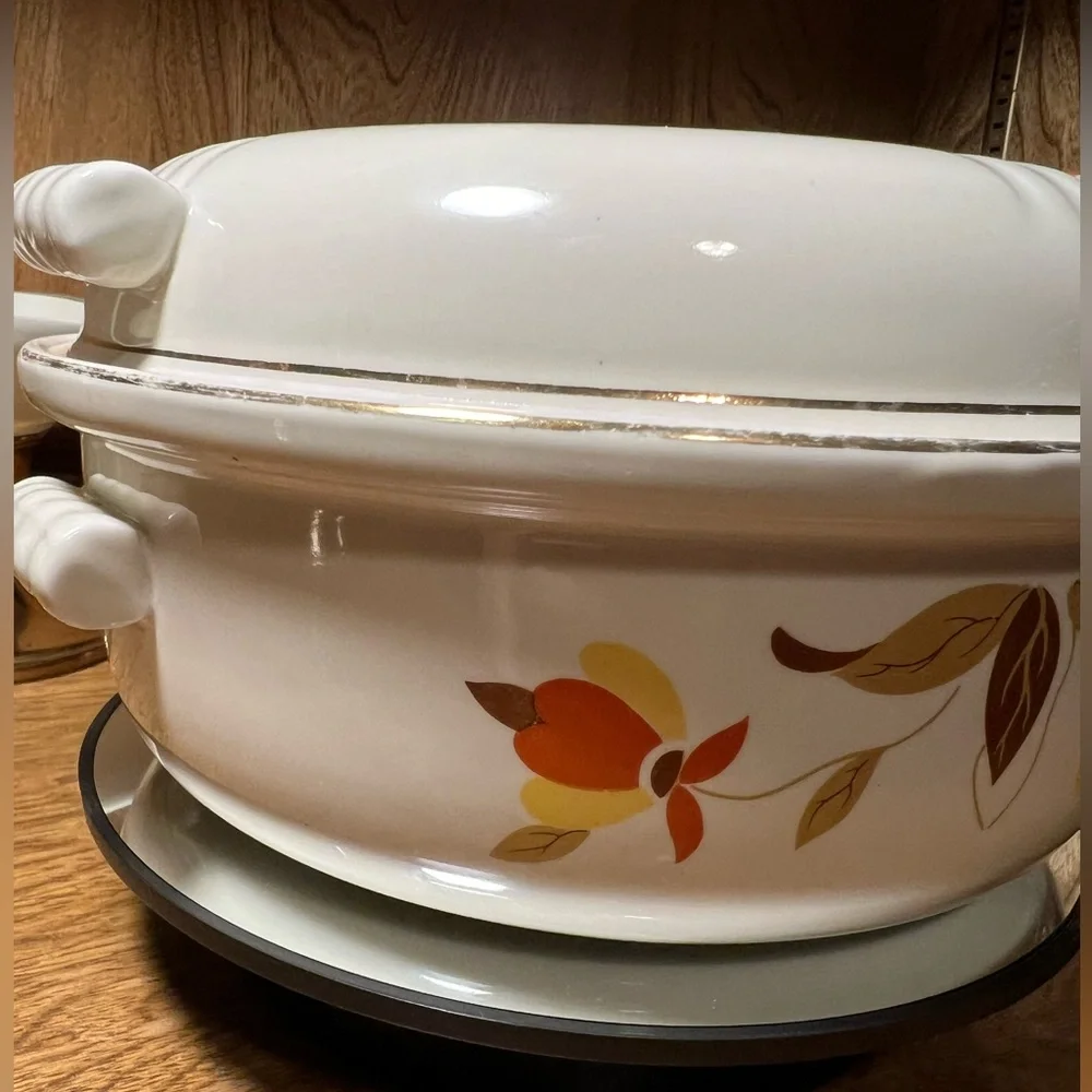 HALL Jewel Tea Autumn Leaf  2-Quart Casserole Dish With Lid